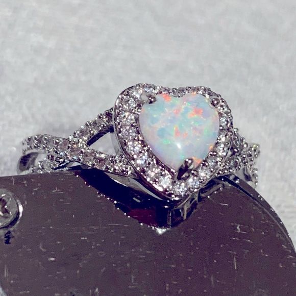 925 Sterling Silver Ring w/ Faux Opal Heart Sz 8 NWOT Gorgeous - Picture 1 of 4